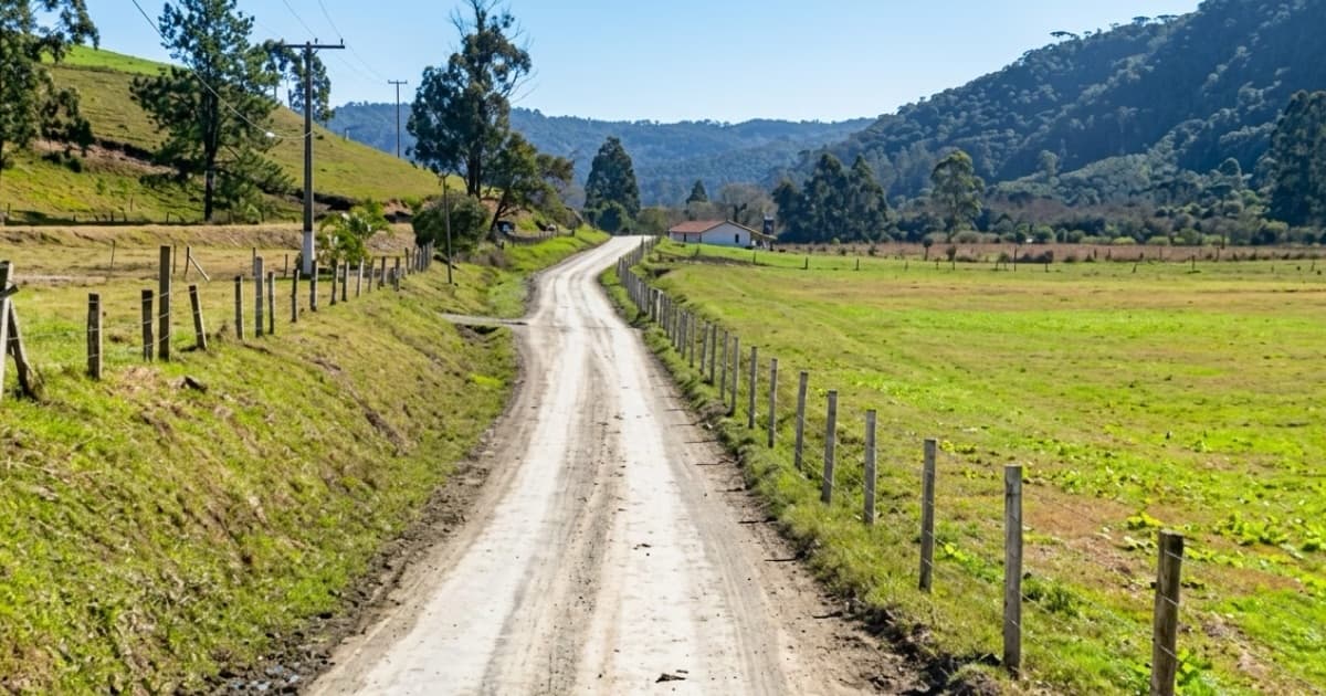Homem é encontrado morto com marcas de tiros às margens de estrada em Bom Retiro