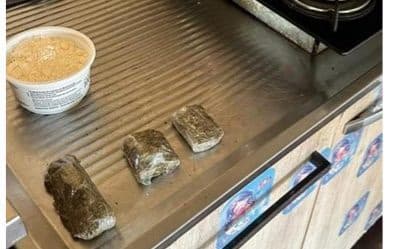 Drogas são encontradas ao lado de alimentos consumidos por crianças; mulher é presa por tráfico