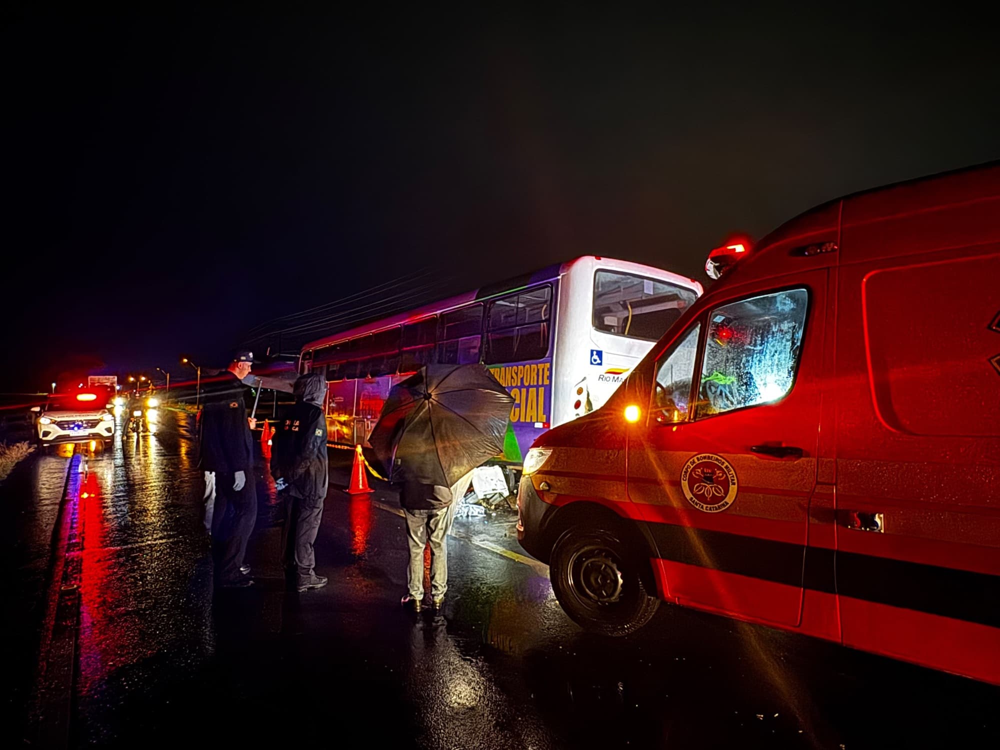 Motociclista de 21 anos morre preso às ferragens de ônibus após acidente em SC