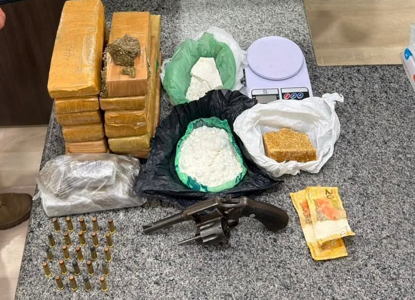 Uma abordagem, 14 kg de drogas e um revólver: motorista acaba atrás das grades
