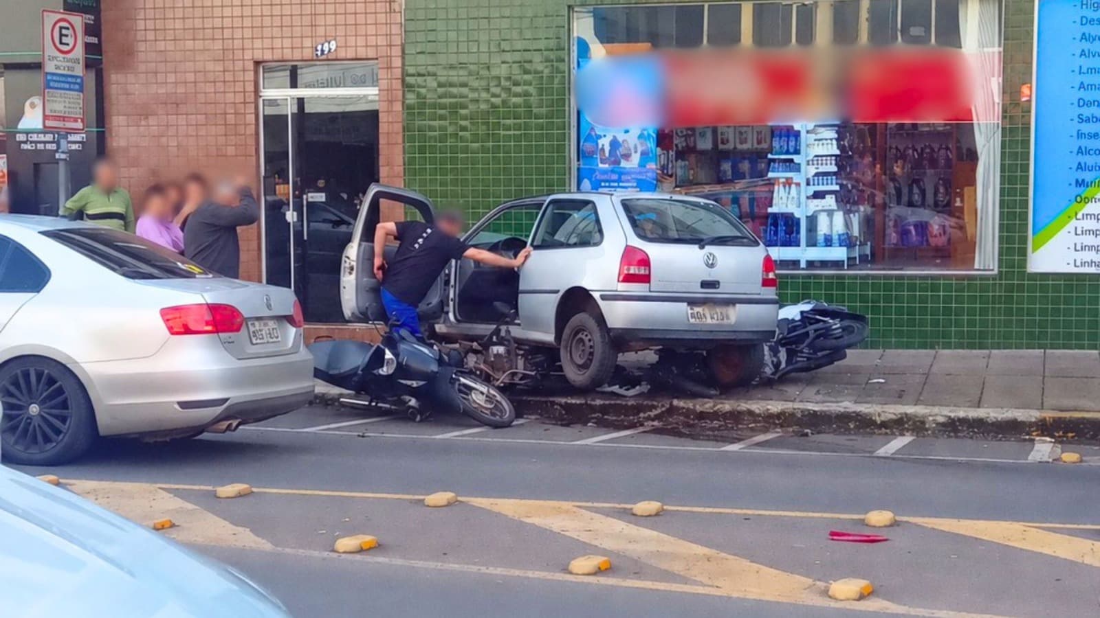 Por um fio: pedestre passa por calçada segundos antes de carro invadir e atingir motos em Joaçaba