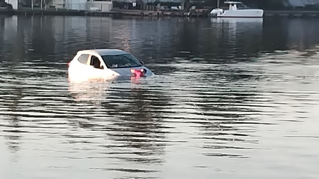 Carro é retirado da Lagoa da Conceição após ser encontrado submerso