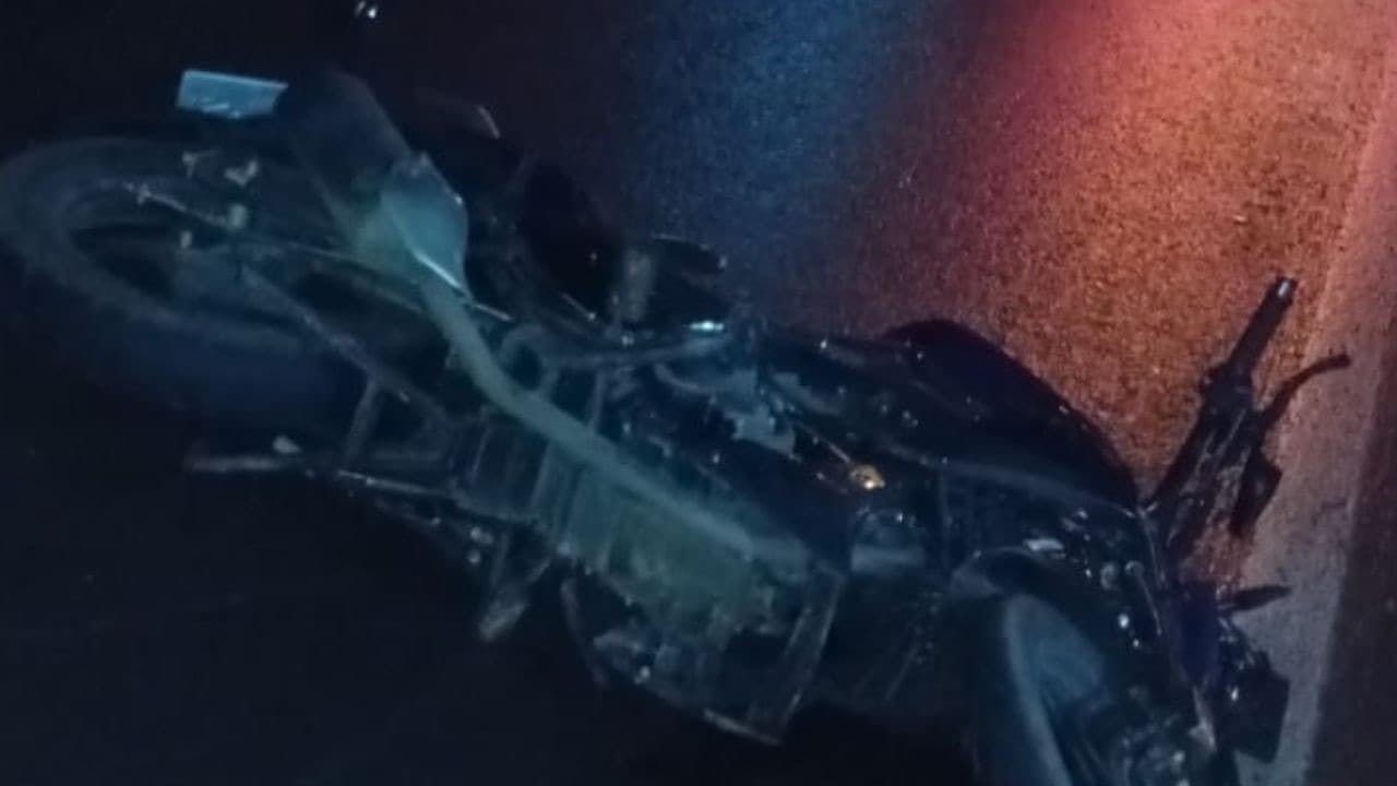 Mulher morre após motocicleta atingir caminhão na BR-282; motorista foge do local