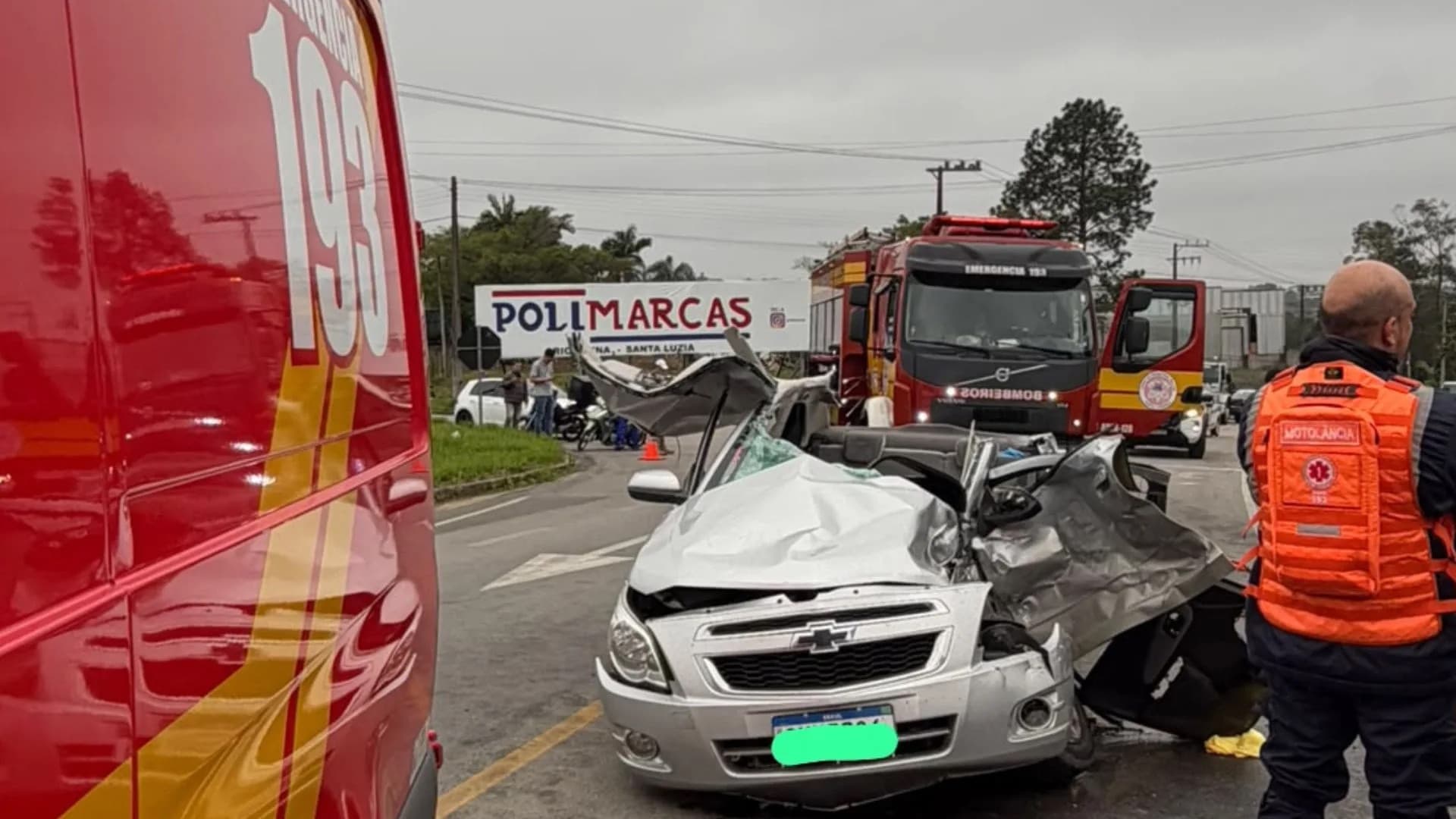 Preso após acidente, motorista é retirado pelo teto de carro em Criciúma