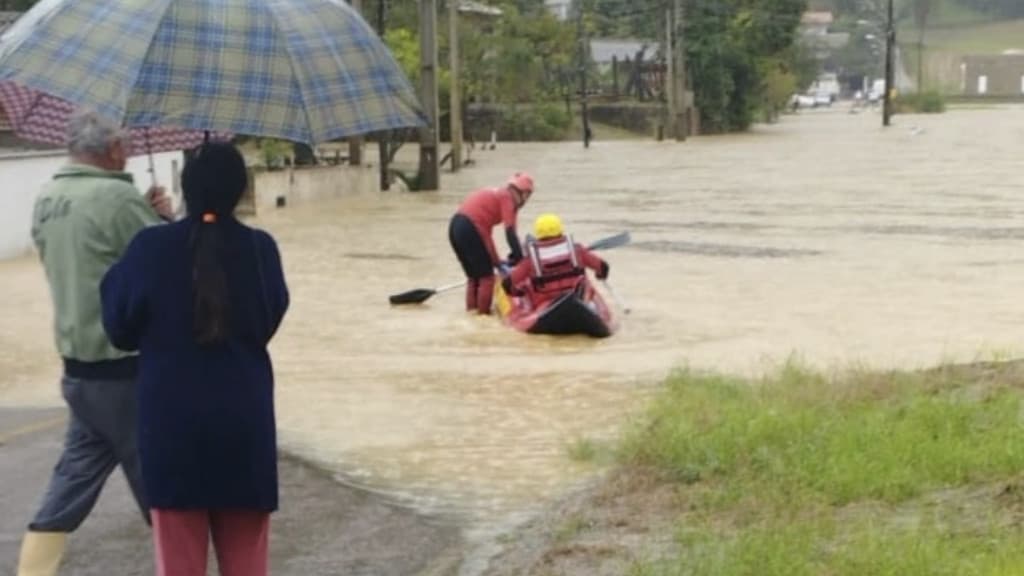 URGENTE: Situação de agrava em SC e moradores começam a ser resgatados pelos bombeiros