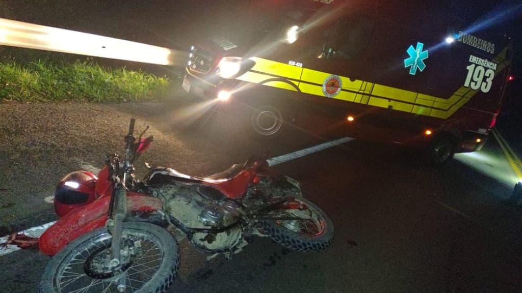 Motociclista de 61 anos tem perna amputada após acidente