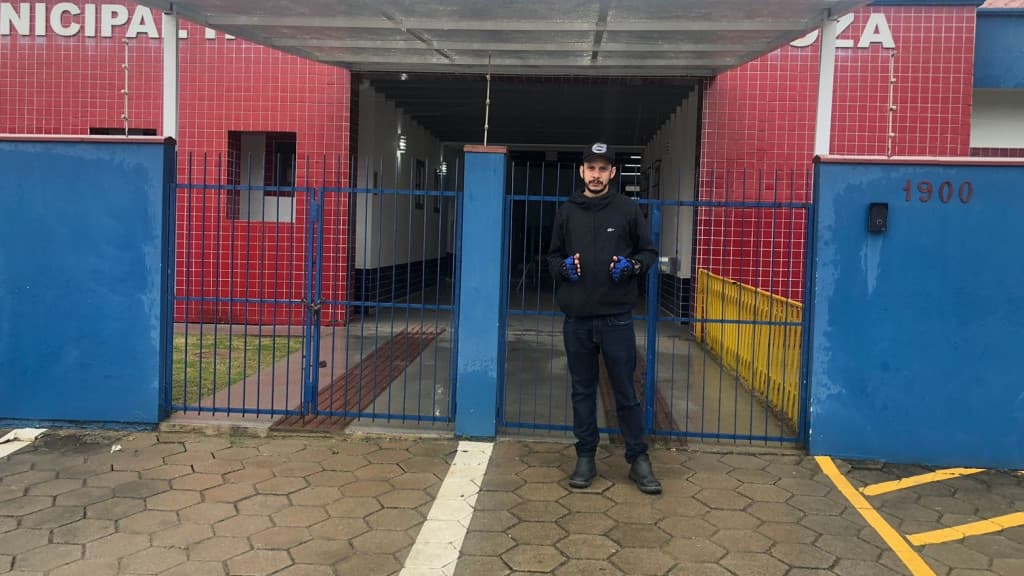 Com medo de atentado, pai de aluno trabalha voluntariamente como vigilante