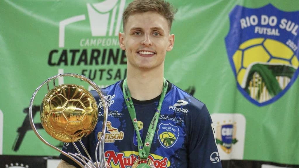 Atleta de futsal morre em acidente de carro na SC-350