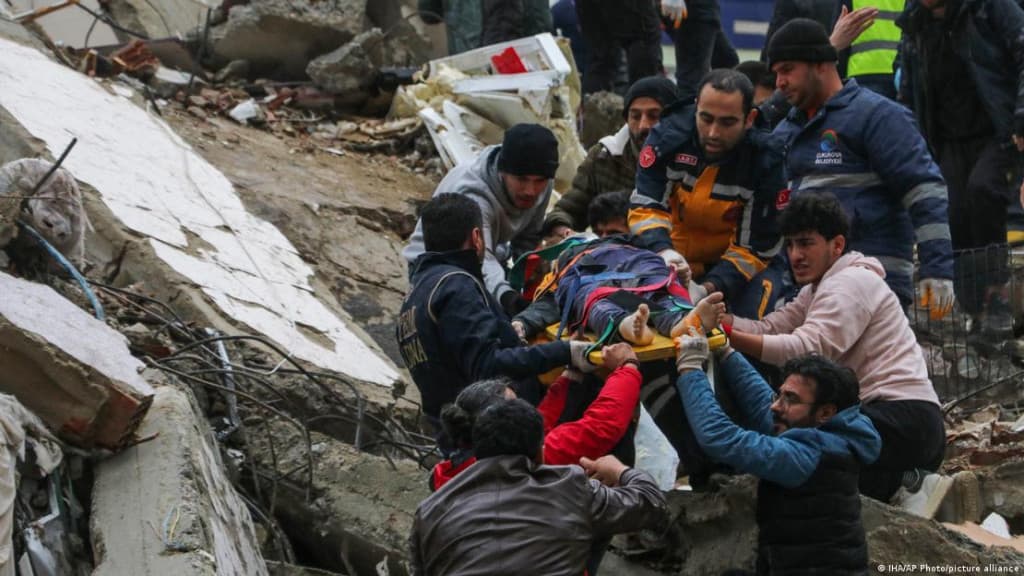 Terremoto deixa mais de 1.200 mortos e 3 mil feridos na Turquia e Síria