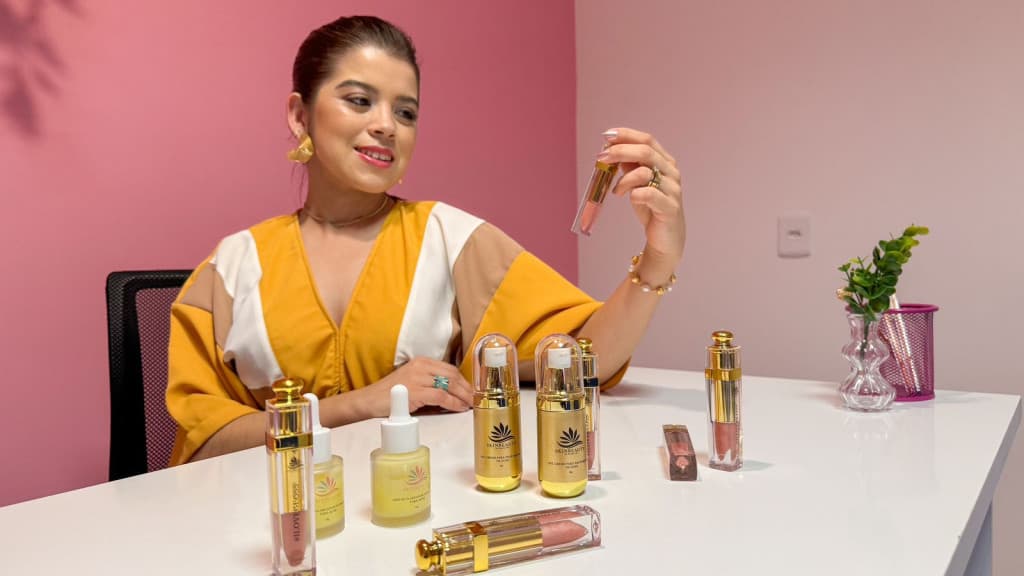 Jovem de Tijucas realiza sonho e lança linha de dermocosméticos