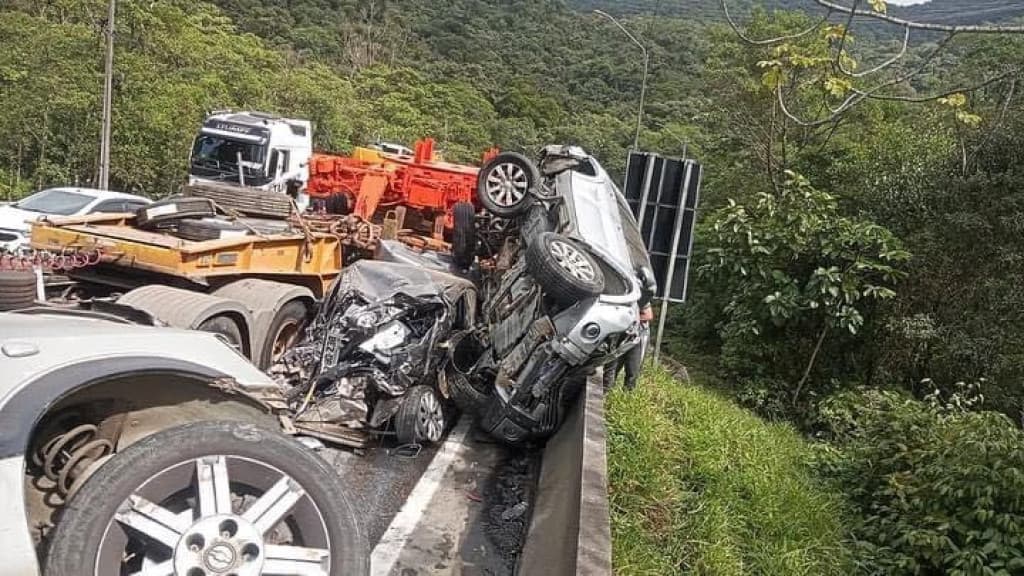 GRAVE: Caminhão perde o freio na divisa de SC com o PR; imagens são impressionantes