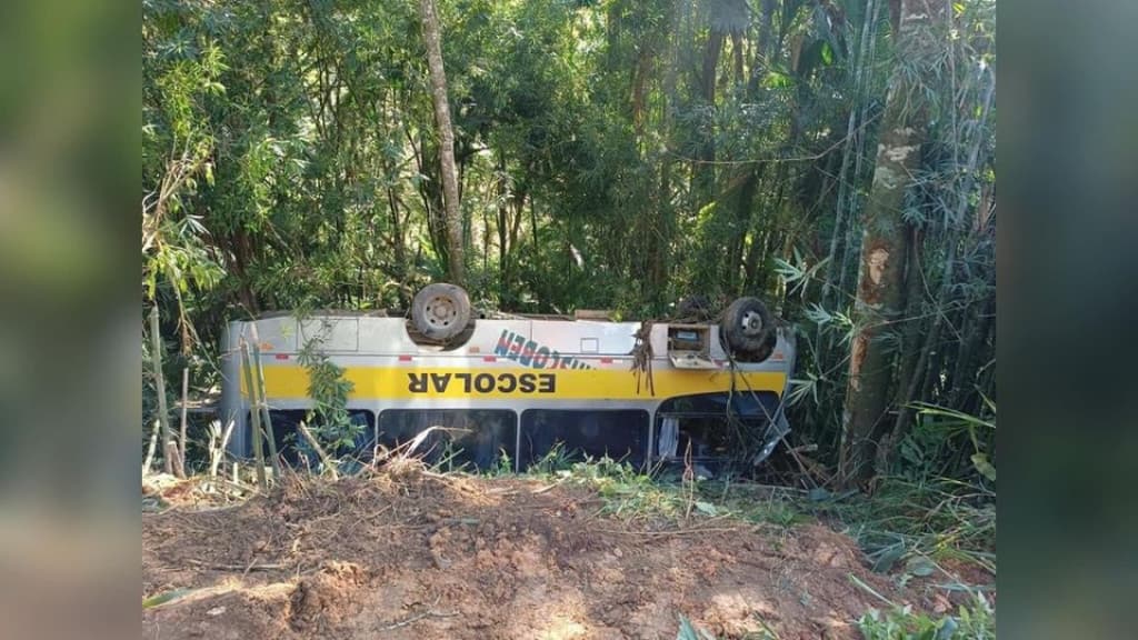 Van escolar com crianças cai em ribanceira após acidente em SC