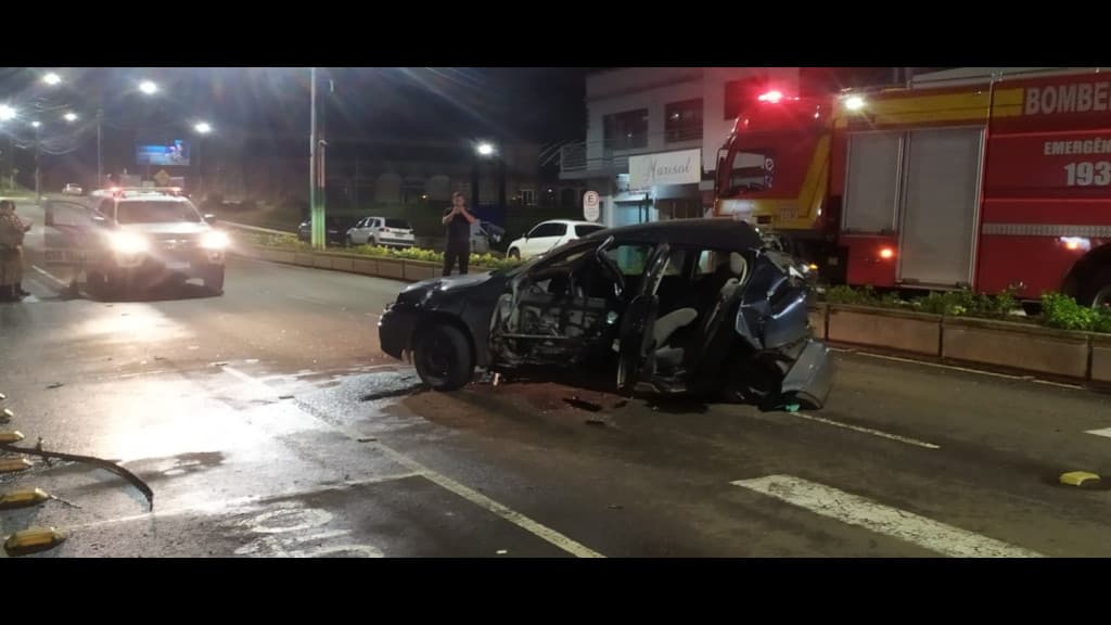Grave acidente no Oeste deixa vítima presa às ferragens