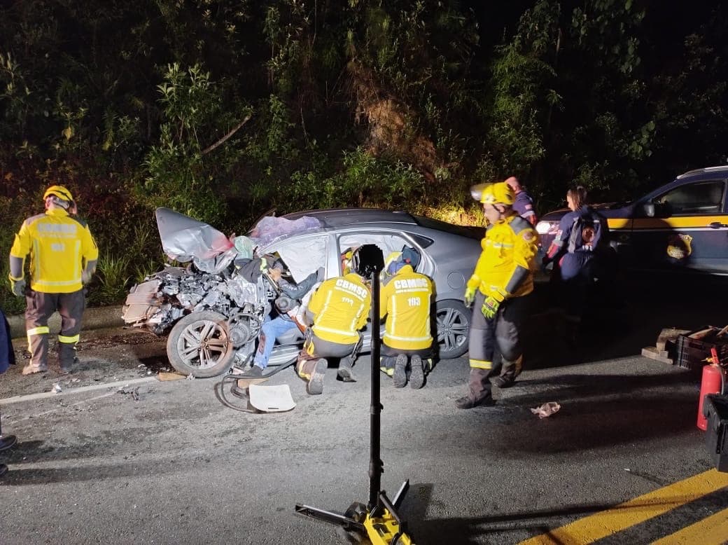 Motorista fica preso às ferragens após colisão brutal entre carro e caminhão na BR-282