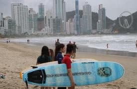 Balneário Camboriú oferece aulas de surfe na Praia Central