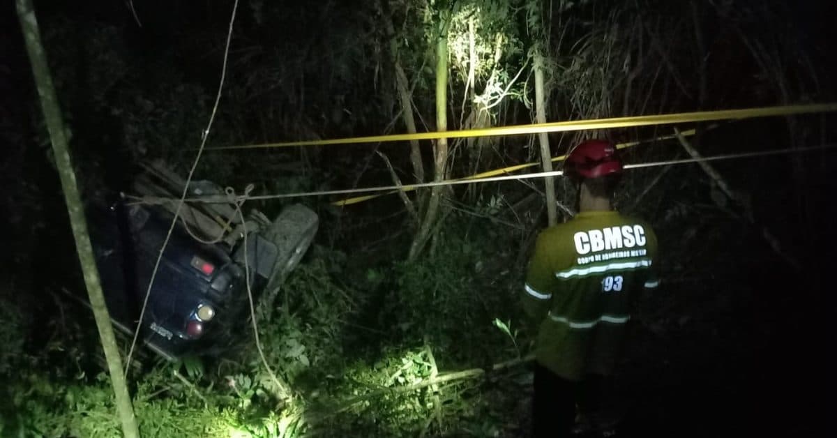 Motorista de 74 anos fica preso em carro destruído após cair 15 metros em área de mata