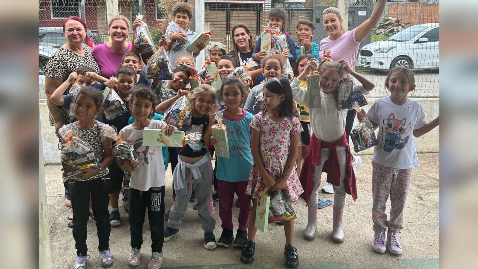 Voluntárias promovem Páscoa diferente para dezenas de crianças em Balneário Piçarras