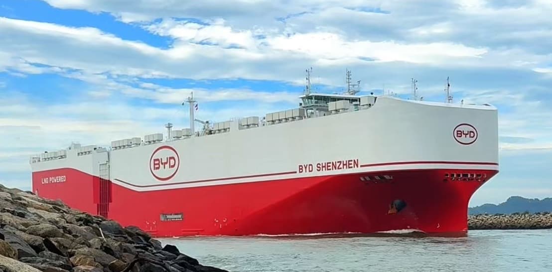 VÍDEO: “Gigante dos mares” atraca em Itajaí e marca retomada do Porto com 7 mil carros da BYD