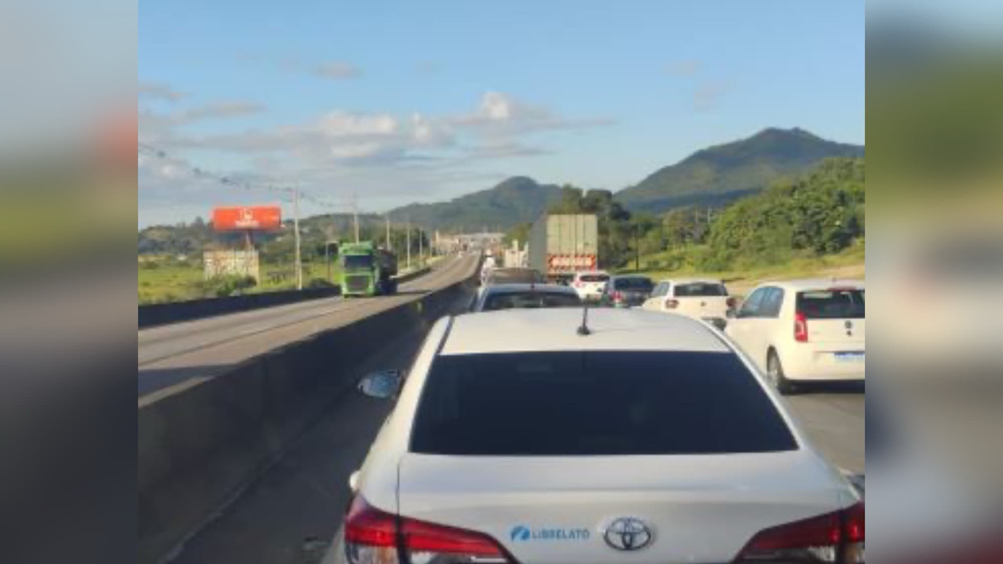 Caminhão com pane mecânica interdita faixa da BR-101 em Tijucas