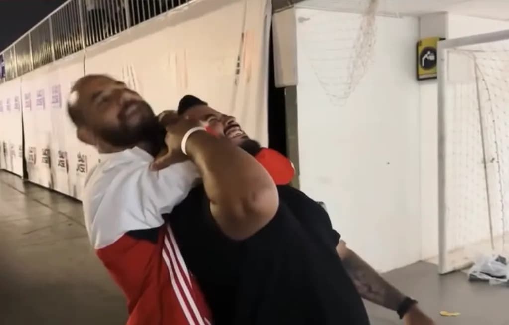 Astro brasileiro do UFC apaga fã em SC com mata-leão em evento de MMA
