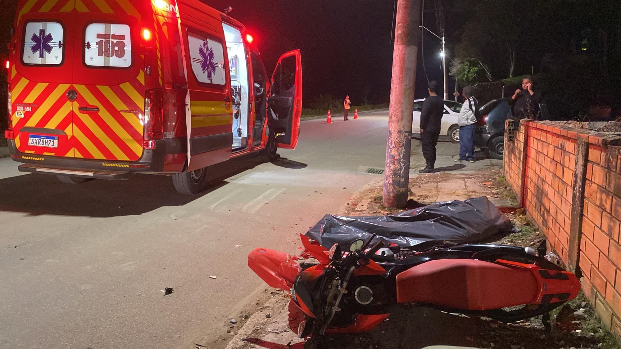 Tristeza: motociclista morre após colidir com poste em alta velocidade