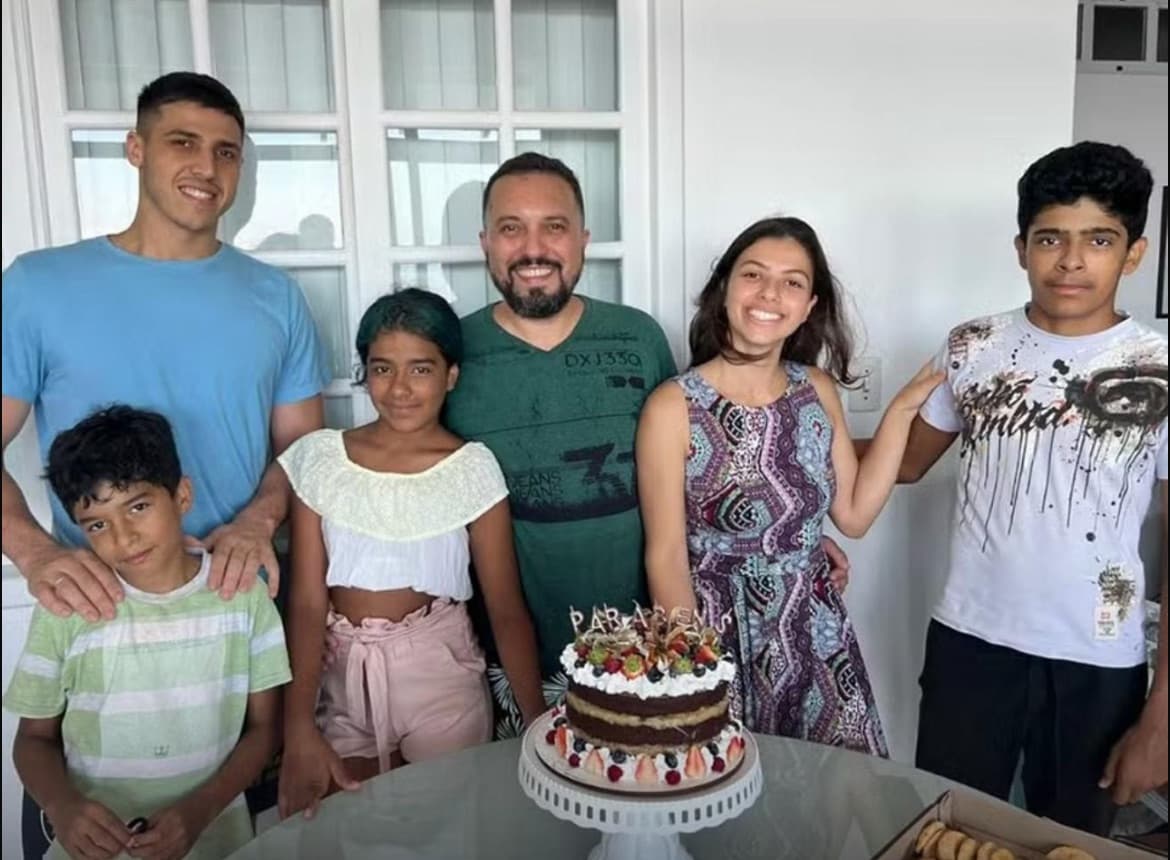 Pai solo, empresário de São José adota cinco irmãos e evita separação familiar
