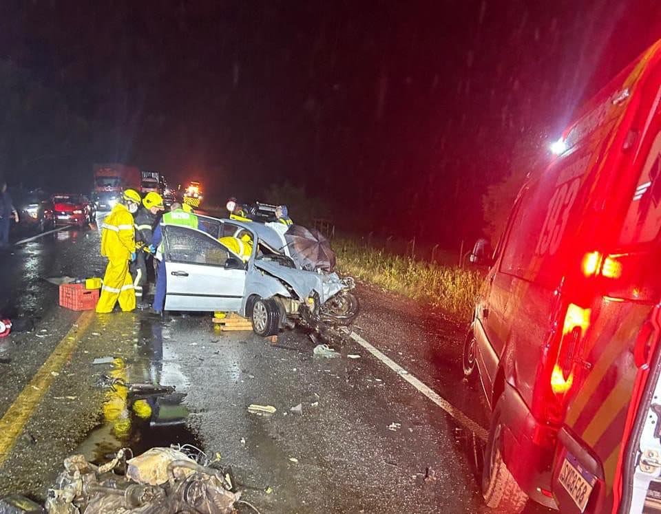 Idoso morre e idosa sofre parada cardíaca em grave acidente na BR-280, em Mafra