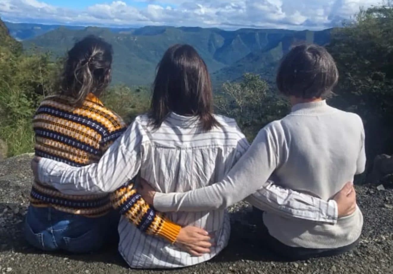 A última foto juntas: mãe e duas filhas estavam no balão que caiu em SC; só uma sobreviveu