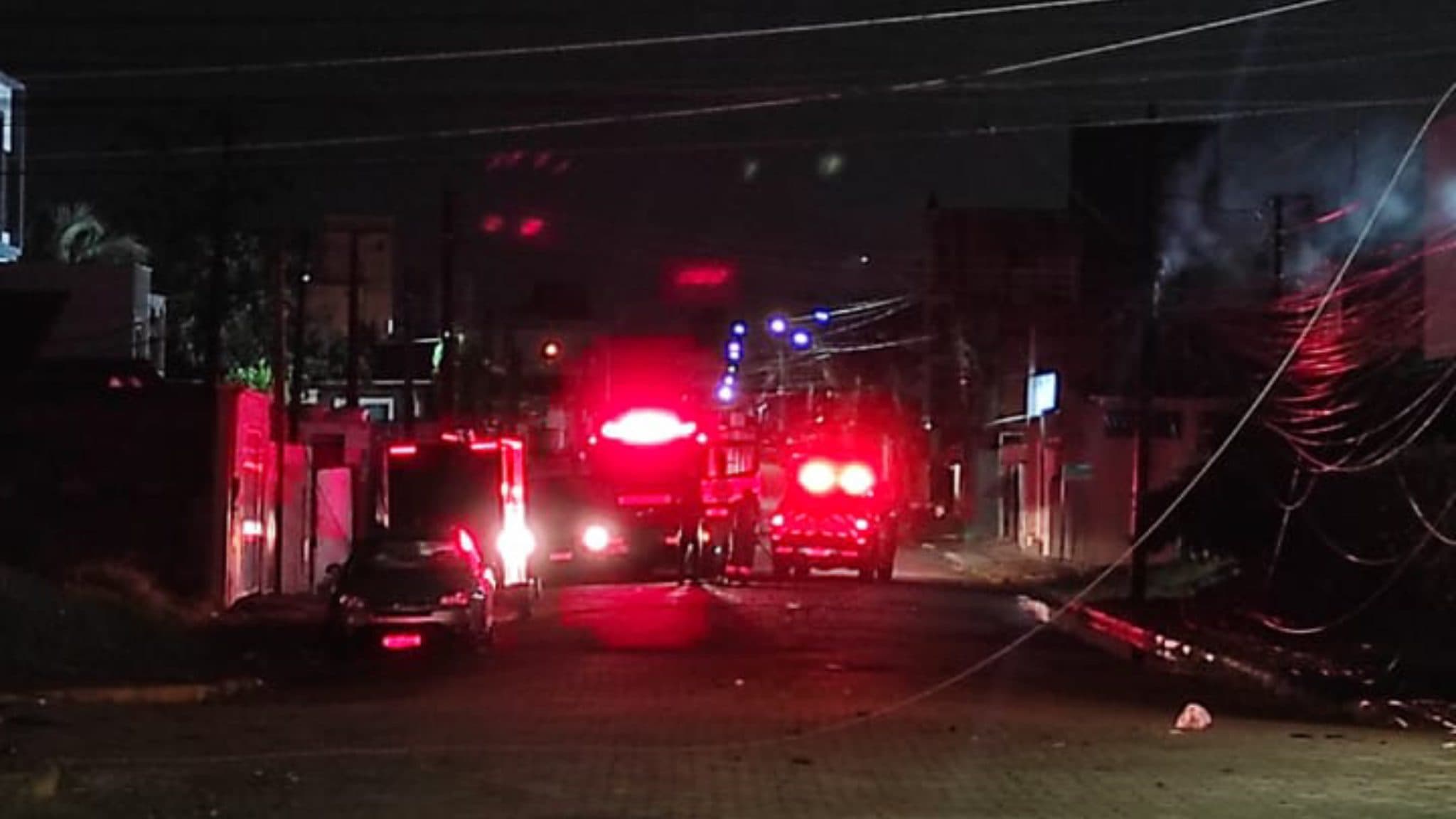 Incêndio em fiação elétrica mobiliza bombeiros durante a madrugada em Camboriú