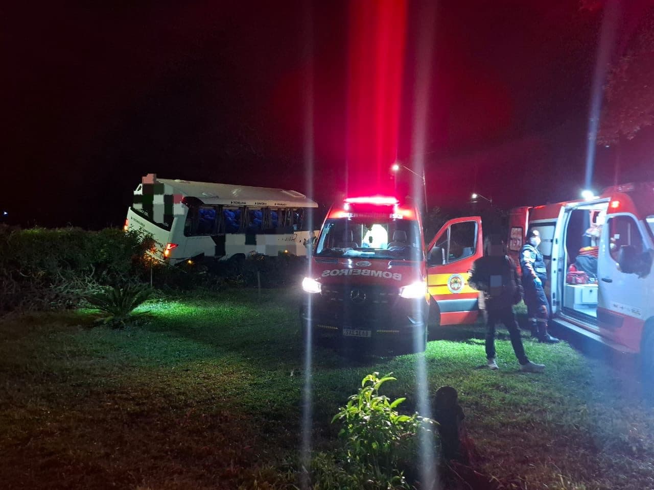 Micro-ônibus desgovernado bate em árvore e deixa feridas na SC-443