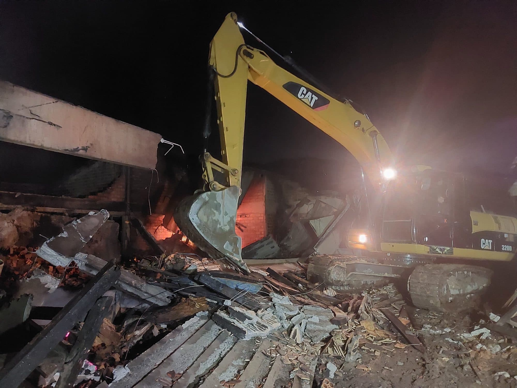 Fábrica pega fogo em Gaspar e estrutura desaba durante combate às chamas