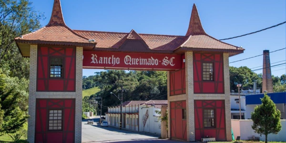 Cidade da Grande Florianópolis abre processo seletivo com salários de R$ 6,2 mil