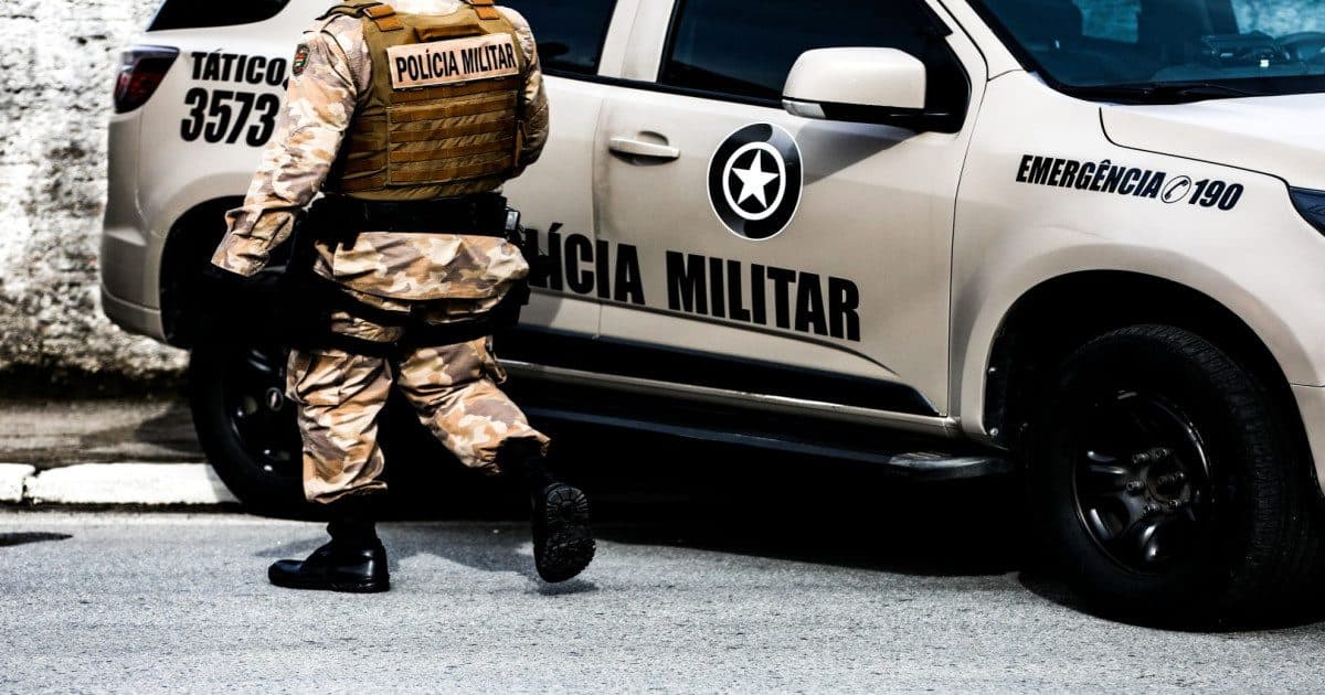 Bandidos invadem casa, fazem família refém e um acaba morto em Florianópolis