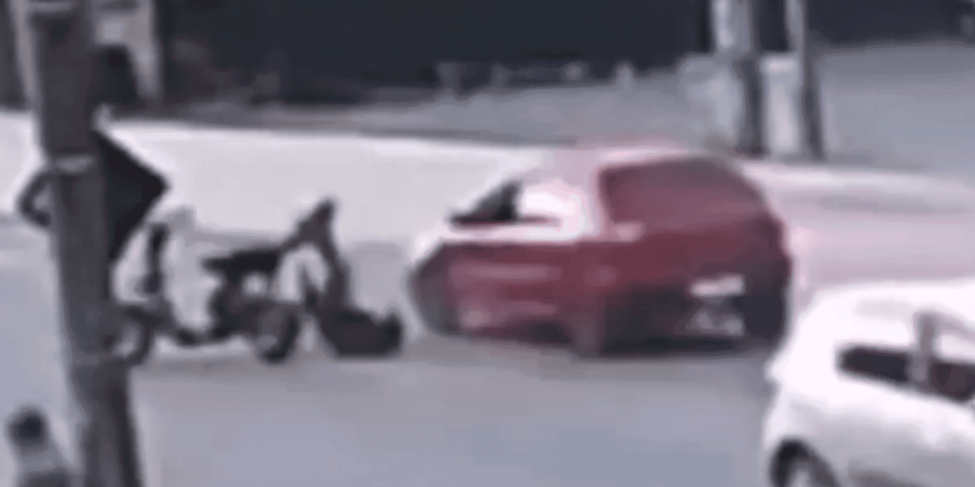 “Foi de propósito?” Câmera flagra motorista atingindo jovem em scooter elétrica em Joinville