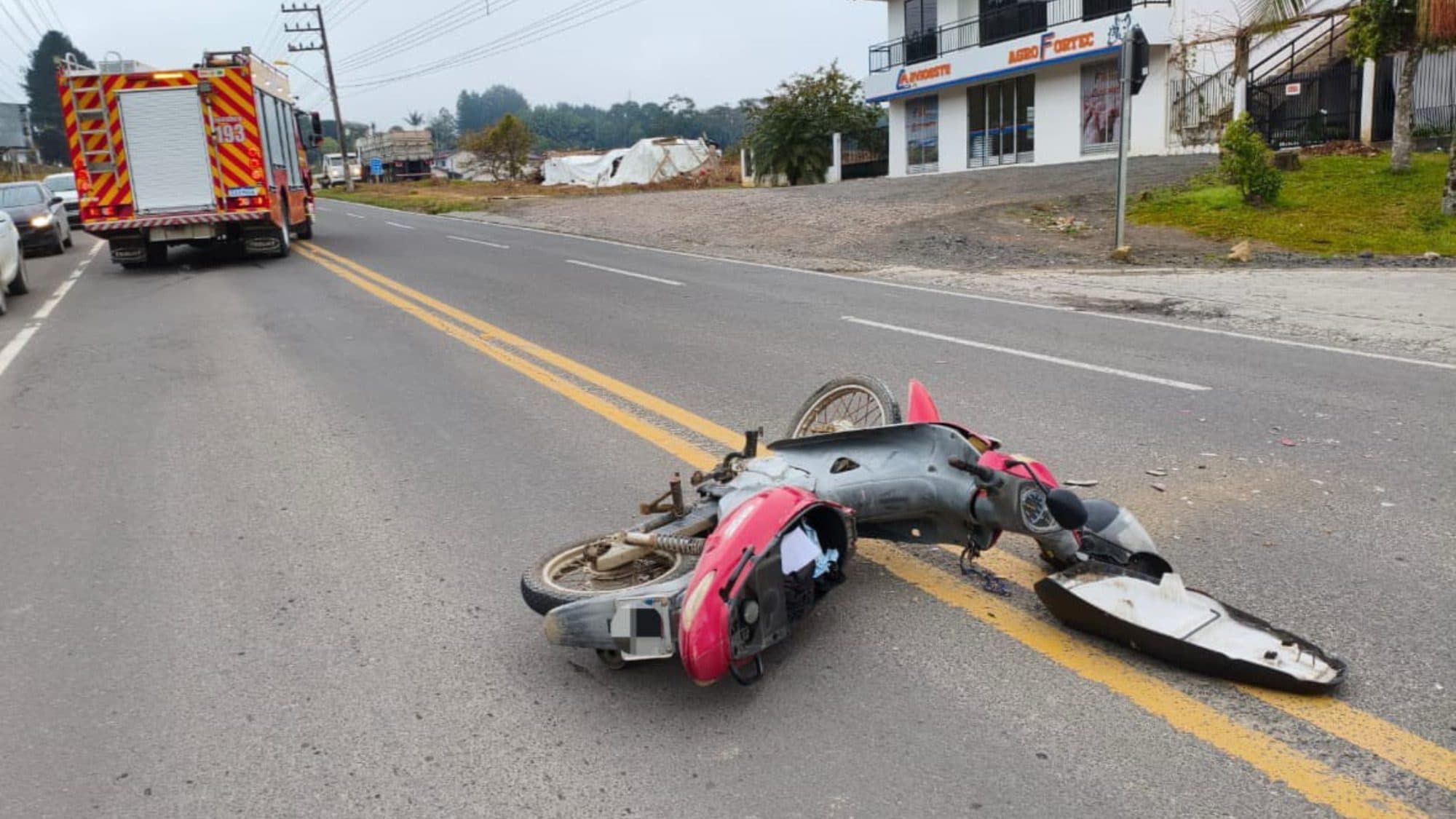 Motociclista sofre fratura após colisão violenta com carro na SC-114