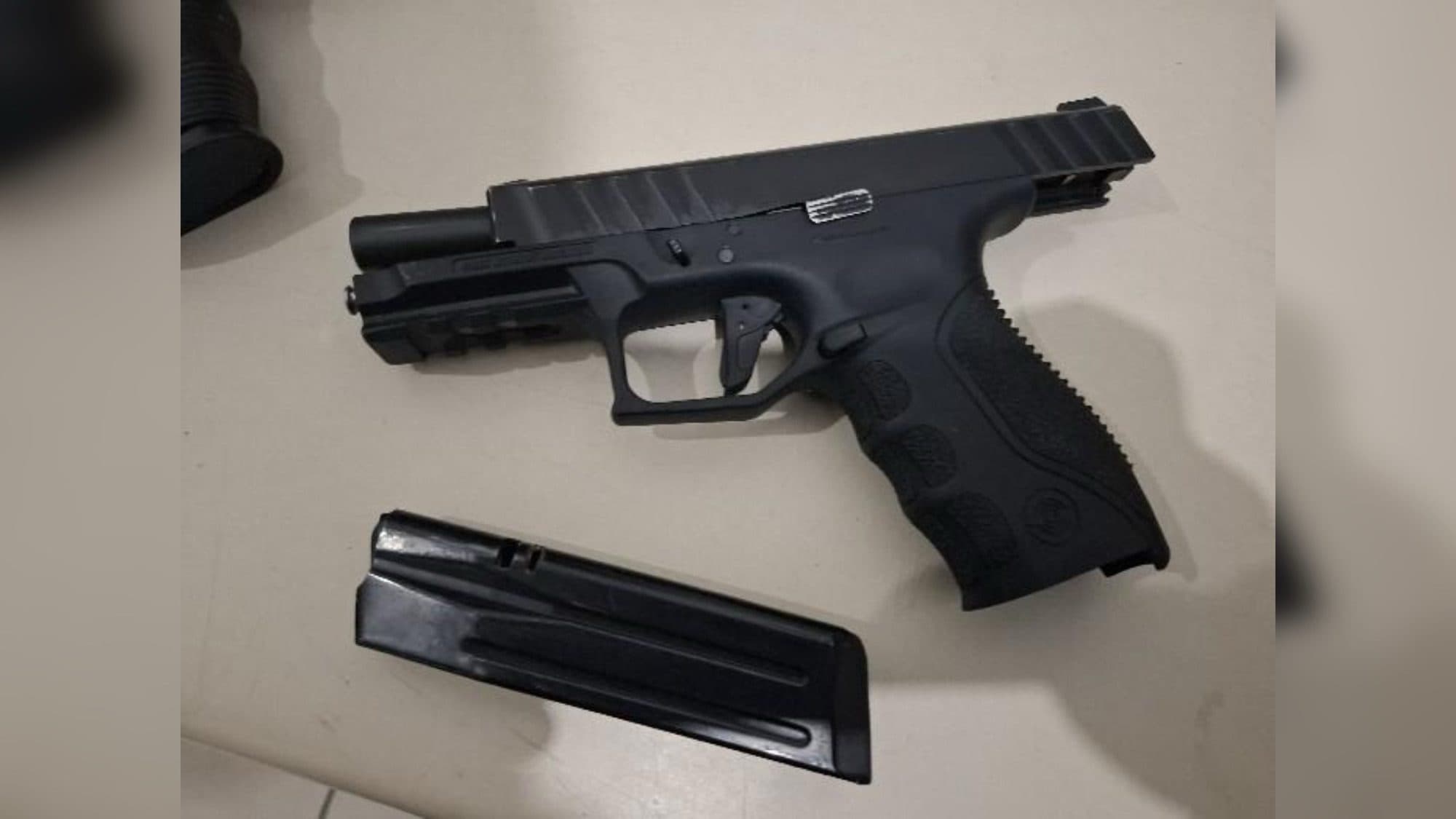Pistola, cocaína e maconha: adolescente de 15 anos é detido após denúncia em Joinville