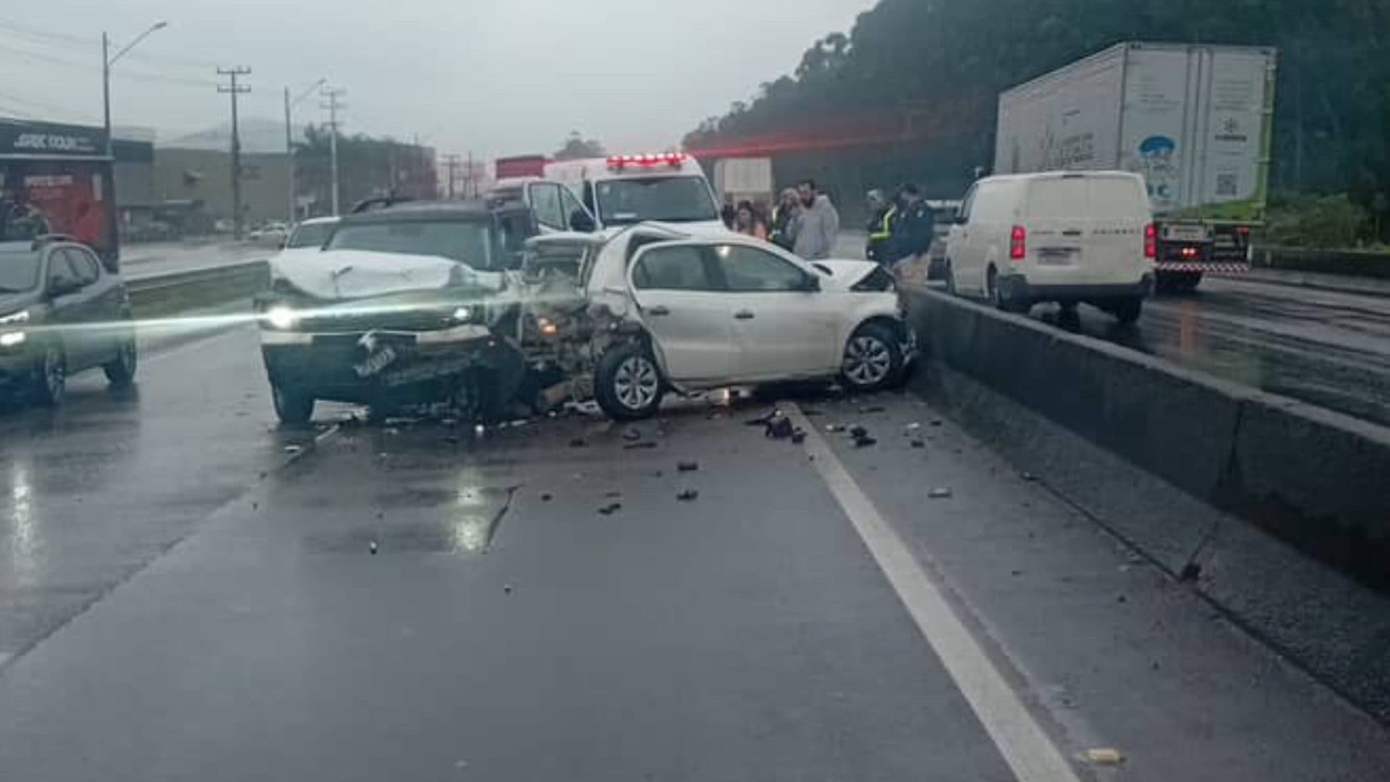 Engavetamento causa acidente e deixa trânsito caótico na BR-101, em Itajaí