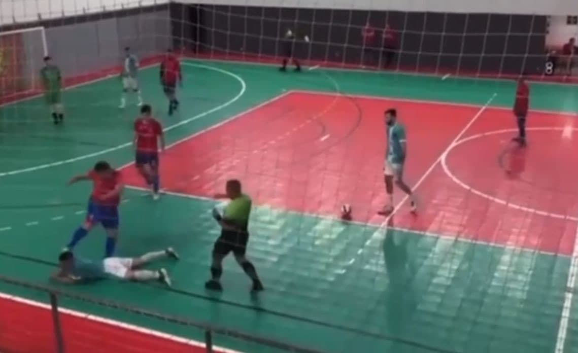 Jogador leva caneta, adversário se revolta e acerta chute na cabeça em partida de futsal em SC