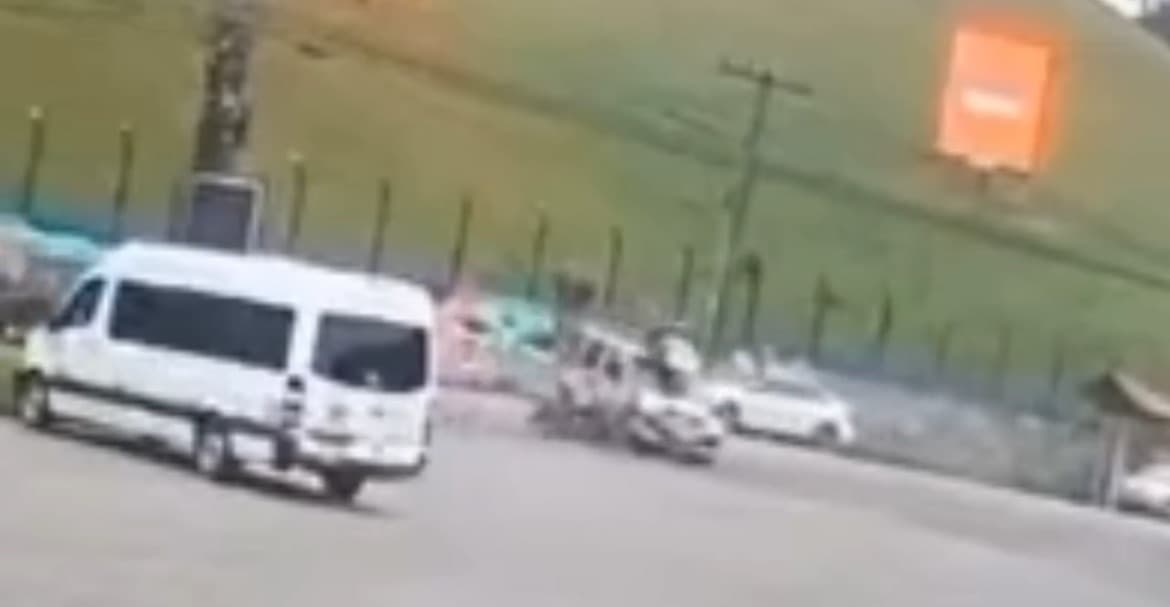 Motociclista é arremessado por cima de carro em acidente chocante em Joinville