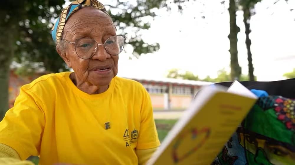 Após vencer o analfabetismo, idosa de 90 anos lança livro de memórias em Florianópolis