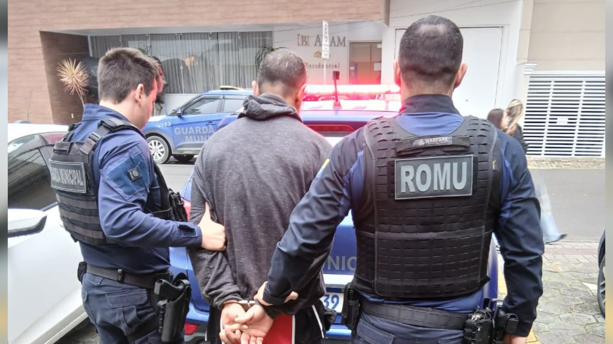 Homem descumpre medida protetiva, agride esposa e acaba preso em Itapema