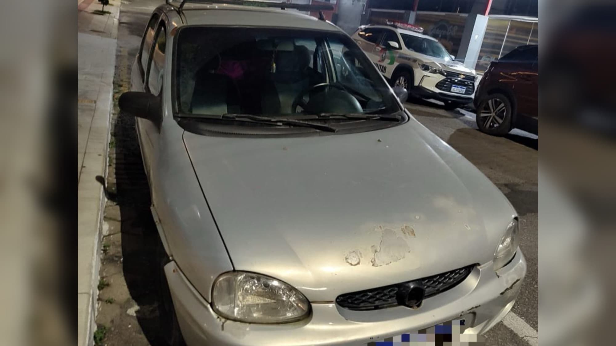PM intercepta veículo furtado e prende motorista de 22 anos em BC