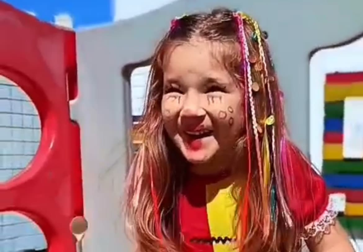 Menina autista emociona ao homenagear professoras vestida de Emília em São José