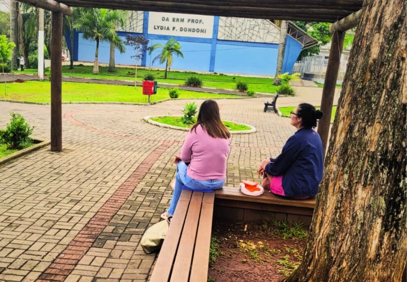 Professoras comem em pracinha após prefeitura de SC proibir almoço na escola