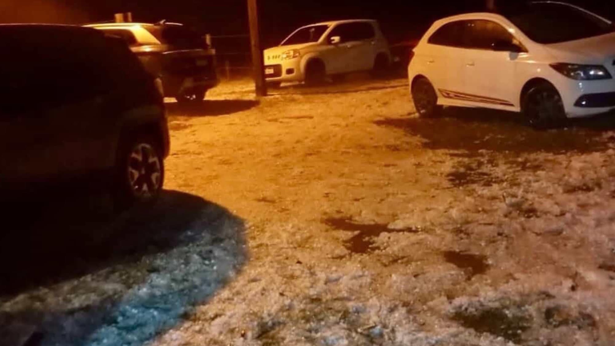 Chuva com granizo assusta moradores e danifica veículos em SC