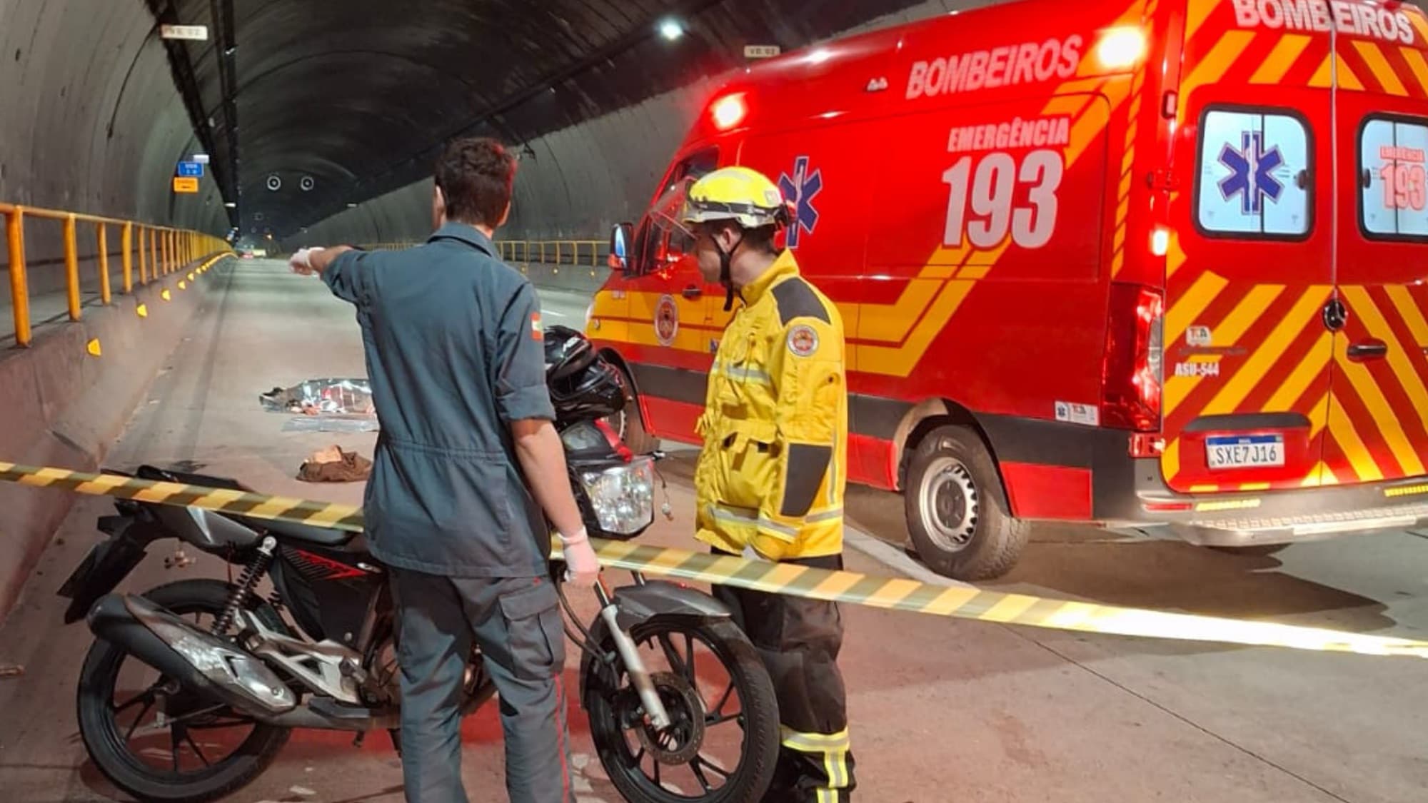 Mulher morre após bater moto dentro de túnel no Centro de Florianópolis