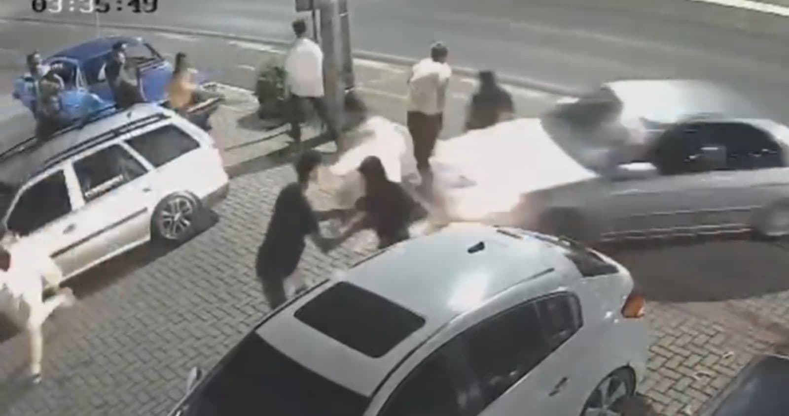 Venezuelano bêbado usa carro como arma e atropela pessoas no Oeste Catarinense
