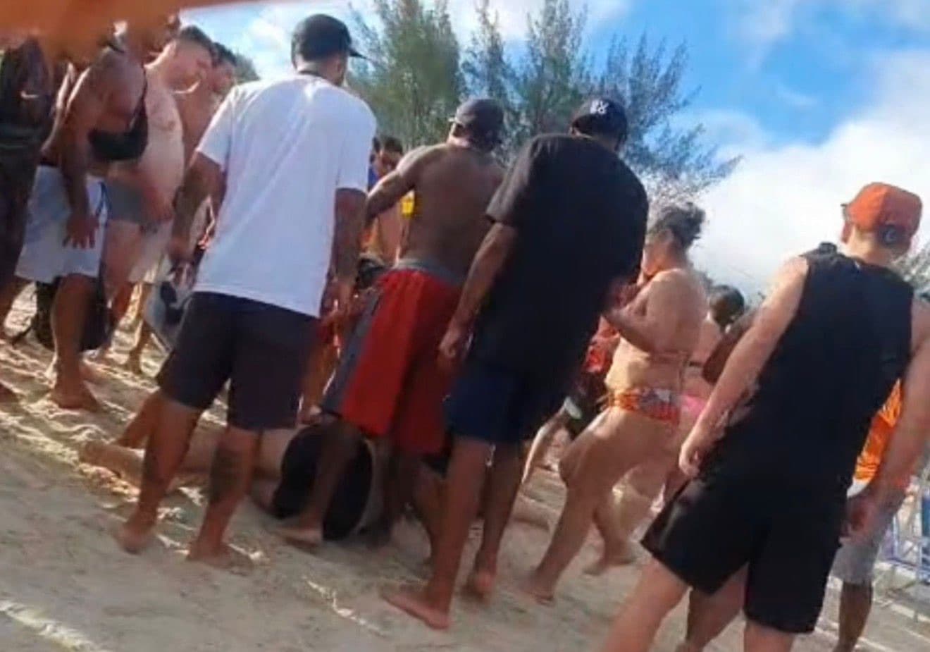 Turista americano leva surra em praia de Florianópolis após flagrante de banhistas