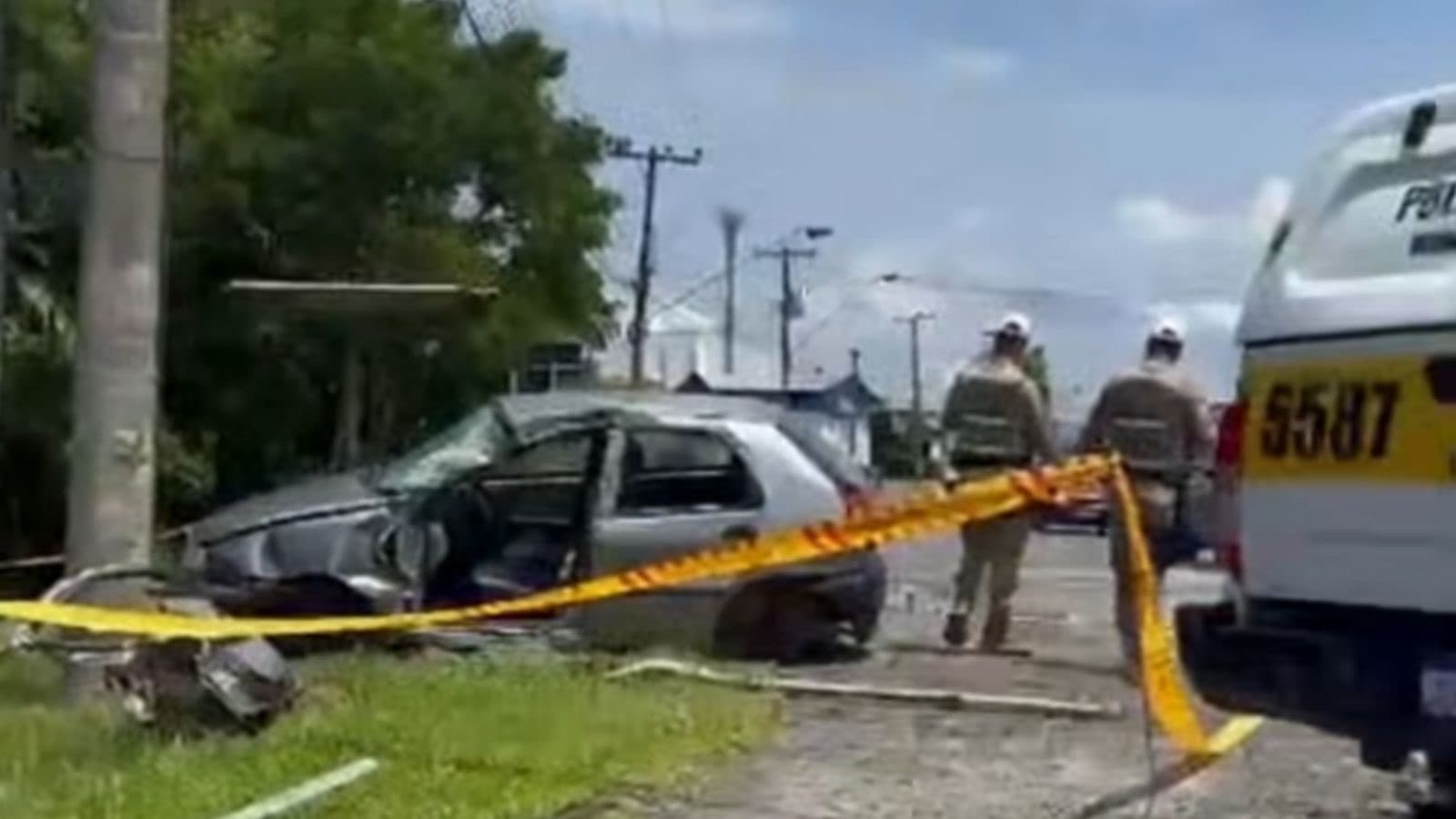 Jovem de 22 anos morre após carro bater contra poste na SC-108