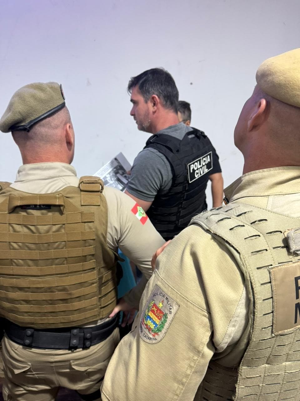 Facção criminosa é alvo da Operação Contragolpe em Porto Belo; homem é preso por tráfico de drogas